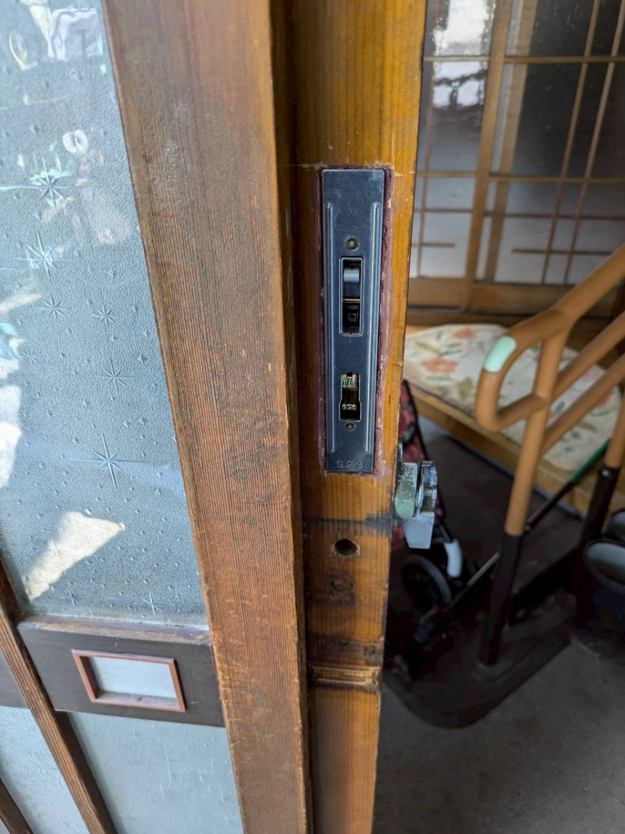アイプラン今井ガラス建材の【玄関引戸錠の取付】鍵を取付けて施解錠がラクラクに!!の施工後の写真2