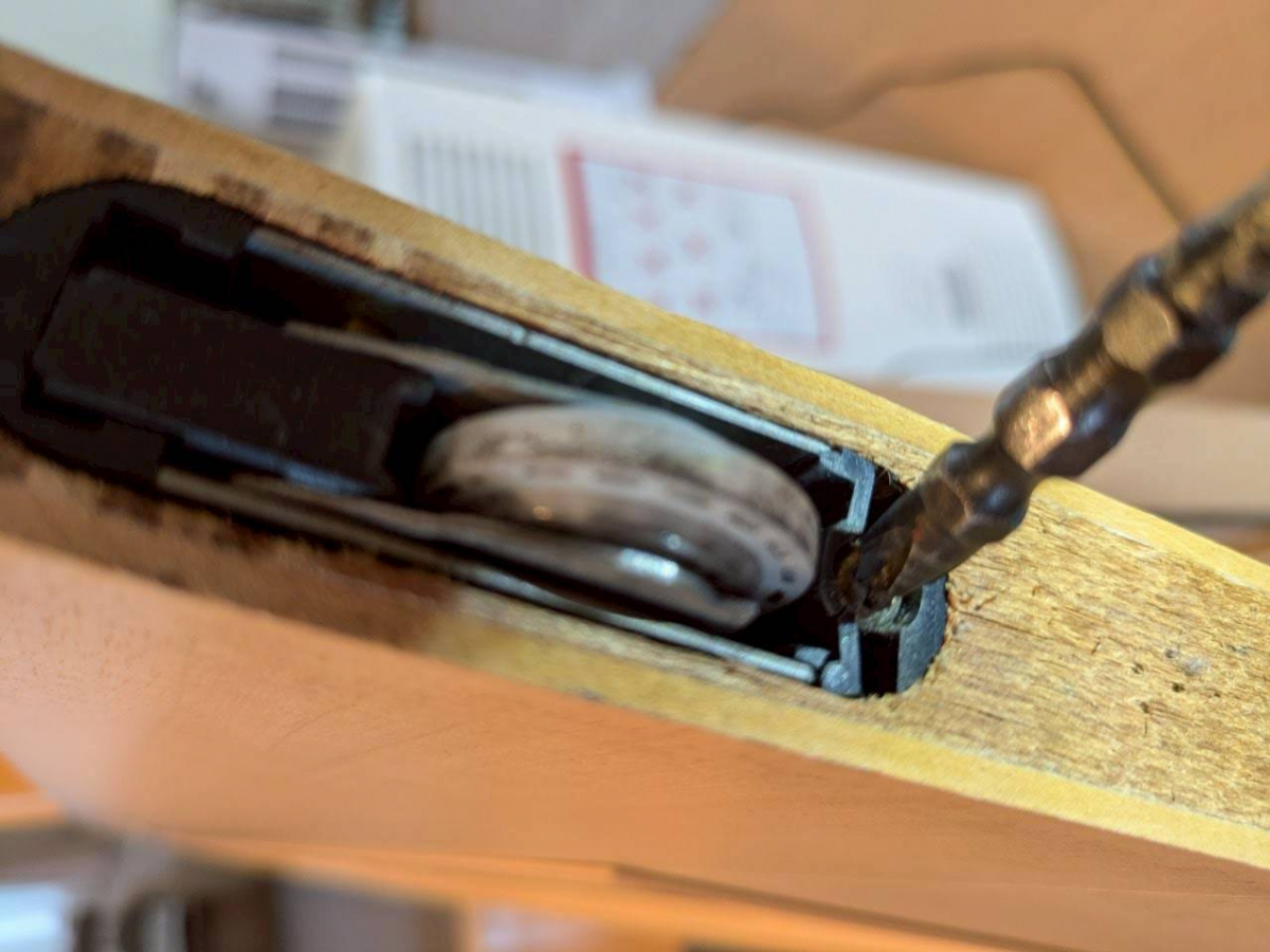 アイプラン今井ガラス建材の【室内引戸の戸車交換】軽く滑らかな動きで開閉がスムーズに！！の施工前の写真2