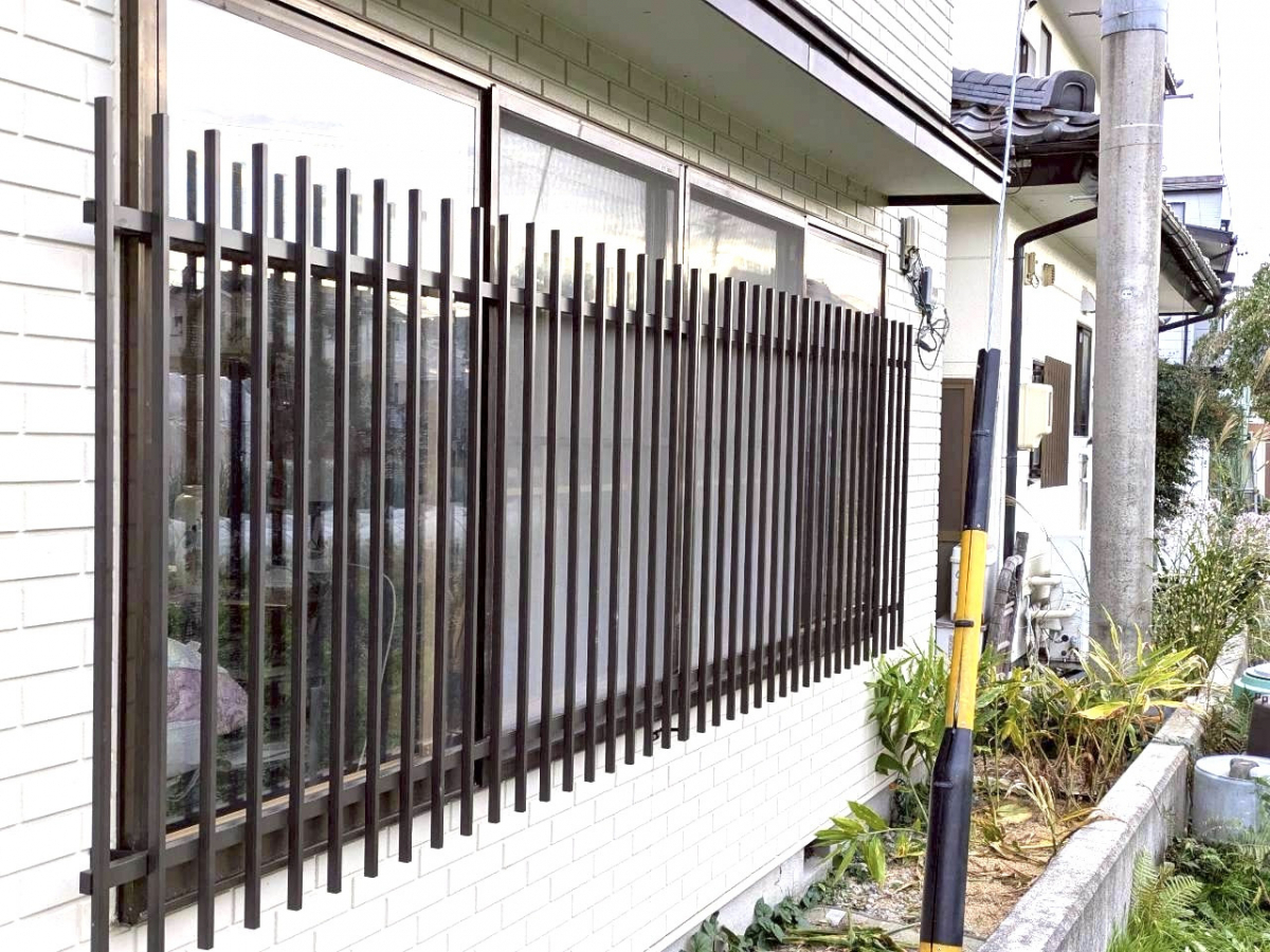 アイプラン今井ガラス建材の【面格子取付】外部からの視線をほど良く遮り防犯効果もアップ！の施工後の写真1