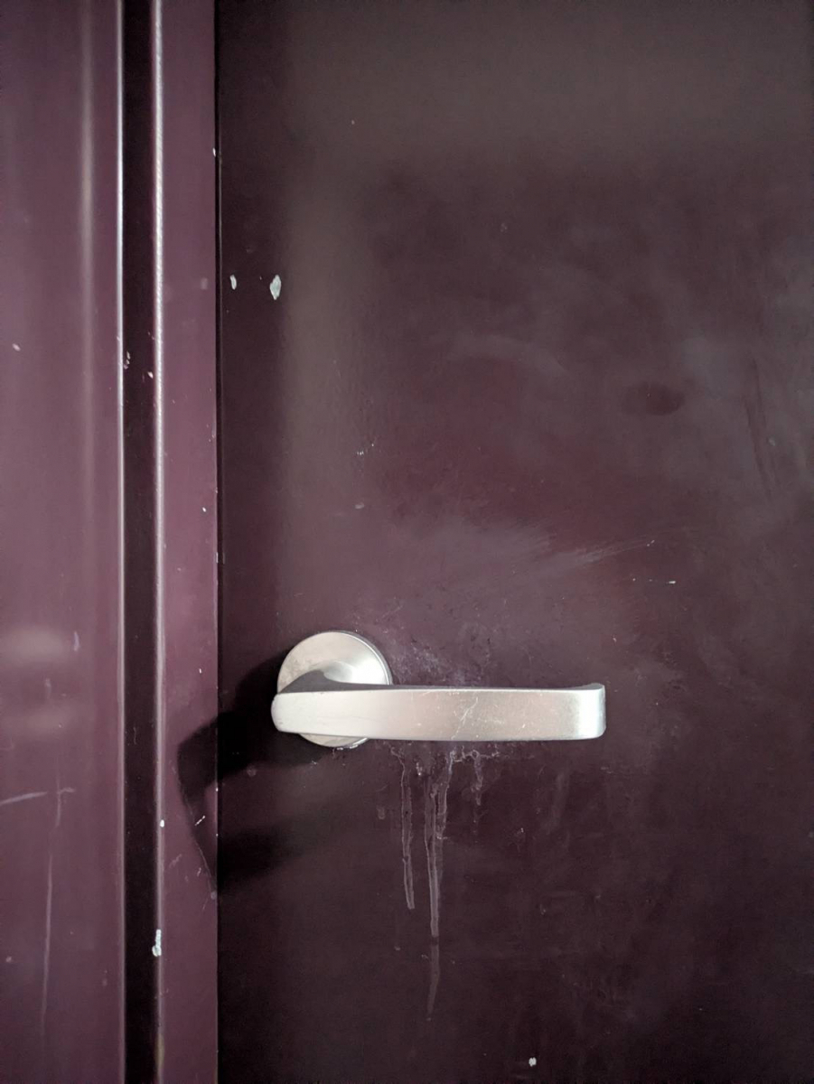 アイプラン今井ガラス建材の【ドア修繕】シリンダー付きのレバーハンドル錠へ取替！の施工前の写真1