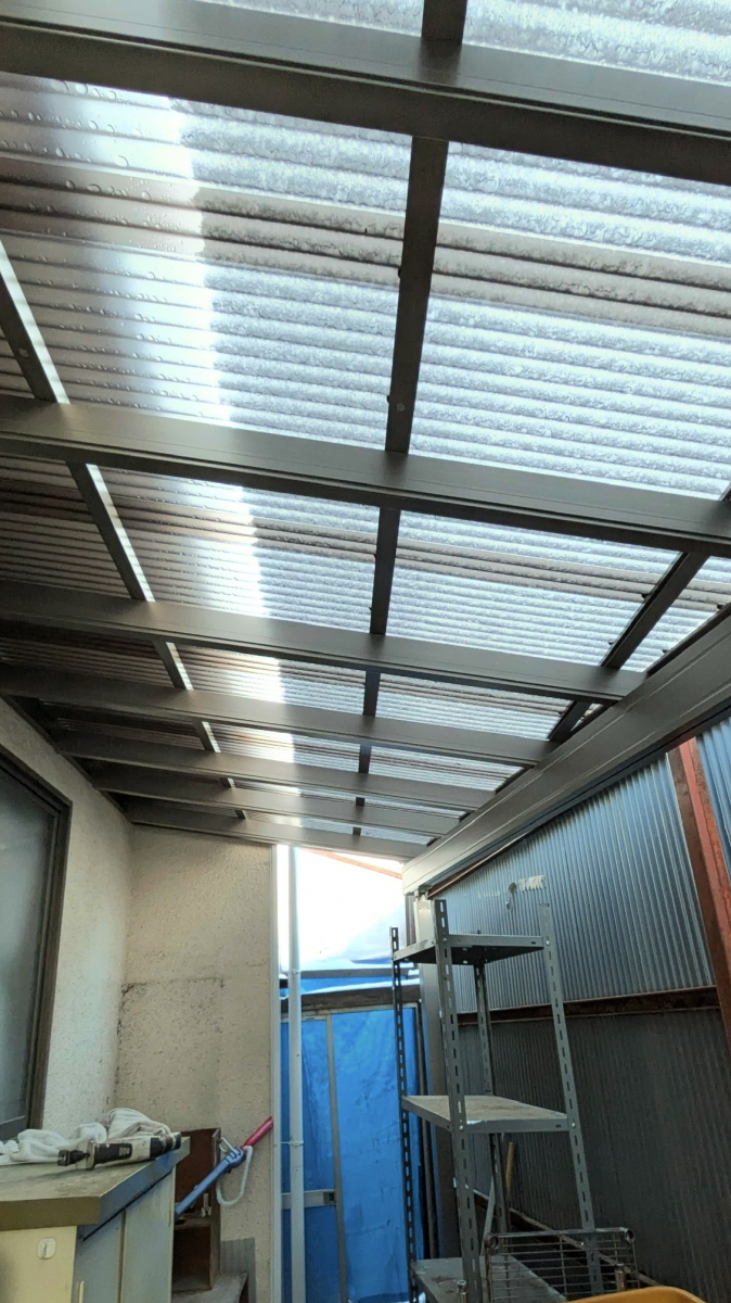 アイプラン今井ガラス建材の【テラス屋根設置】夏の暑い日差しをカット！雨や雪もしっかりガード！の施工後の写真1
