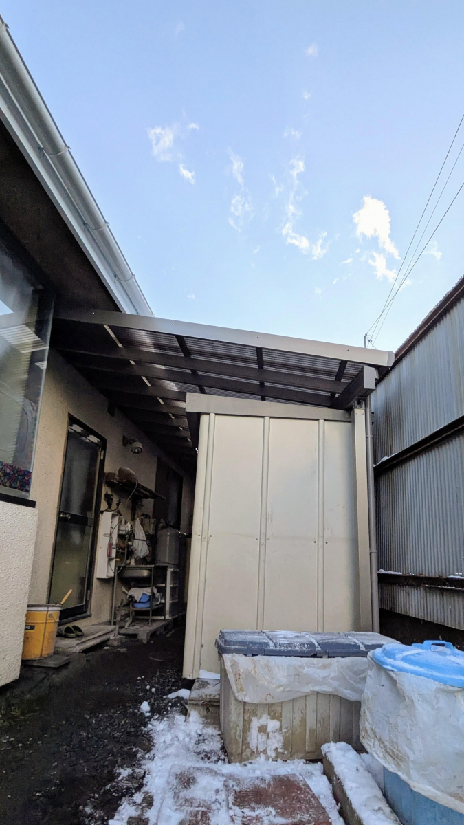 アイプラン今井ガラス建材の【テラス屋根設置】夏の暑い日差しをカット！雨や雪もしっかりガード！の施工後の写真2