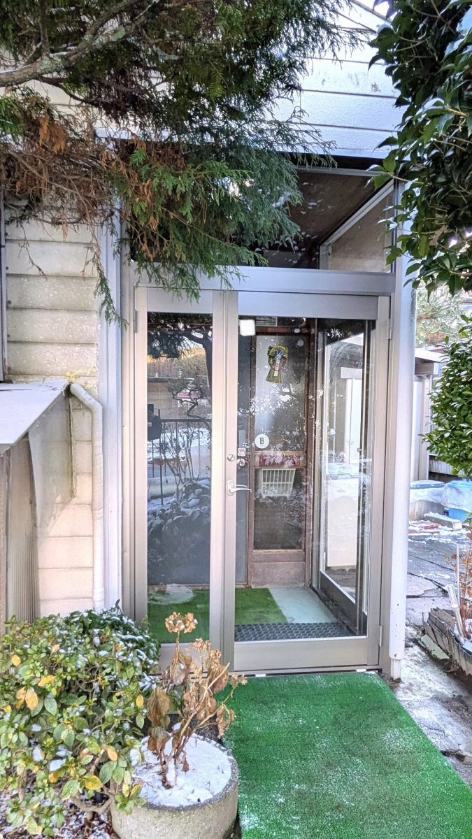 アイプラン今井ガラス建材の【風除室設置】防寒・防風対策に効果的！収納スペースにも最適！の施工後の写真1