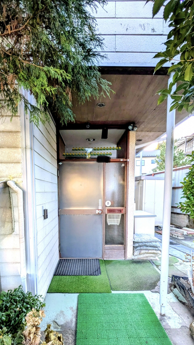 アイプラン今井ガラス建材の【風除室設置】防寒・防風対策に効果的！収納スペースにも最適！の施工前の写真1