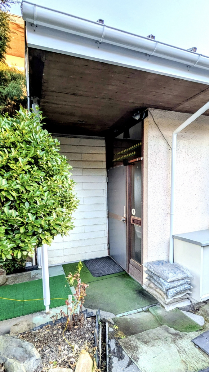 アイプラン今井ガラス建材の【風除室設置】防寒・防風対策に効果的！収納スペースにも最適！の施工前の写真2