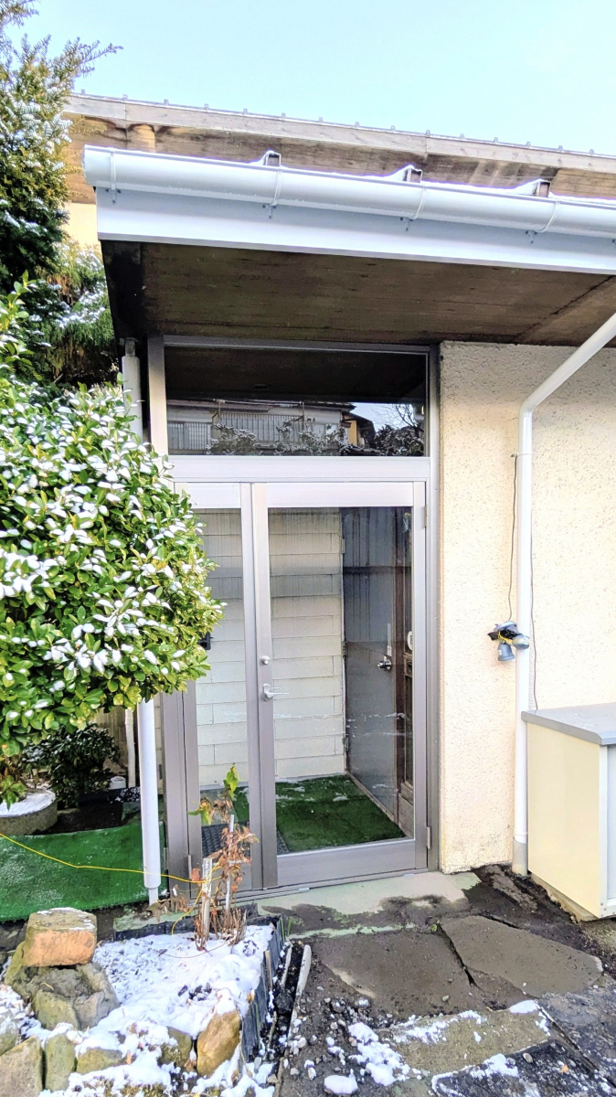 アイプラン今井ガラス建材の【風除室設置】防寒・防風対策に効果的！収納スペースにも最適！のお客さまの声の写真1