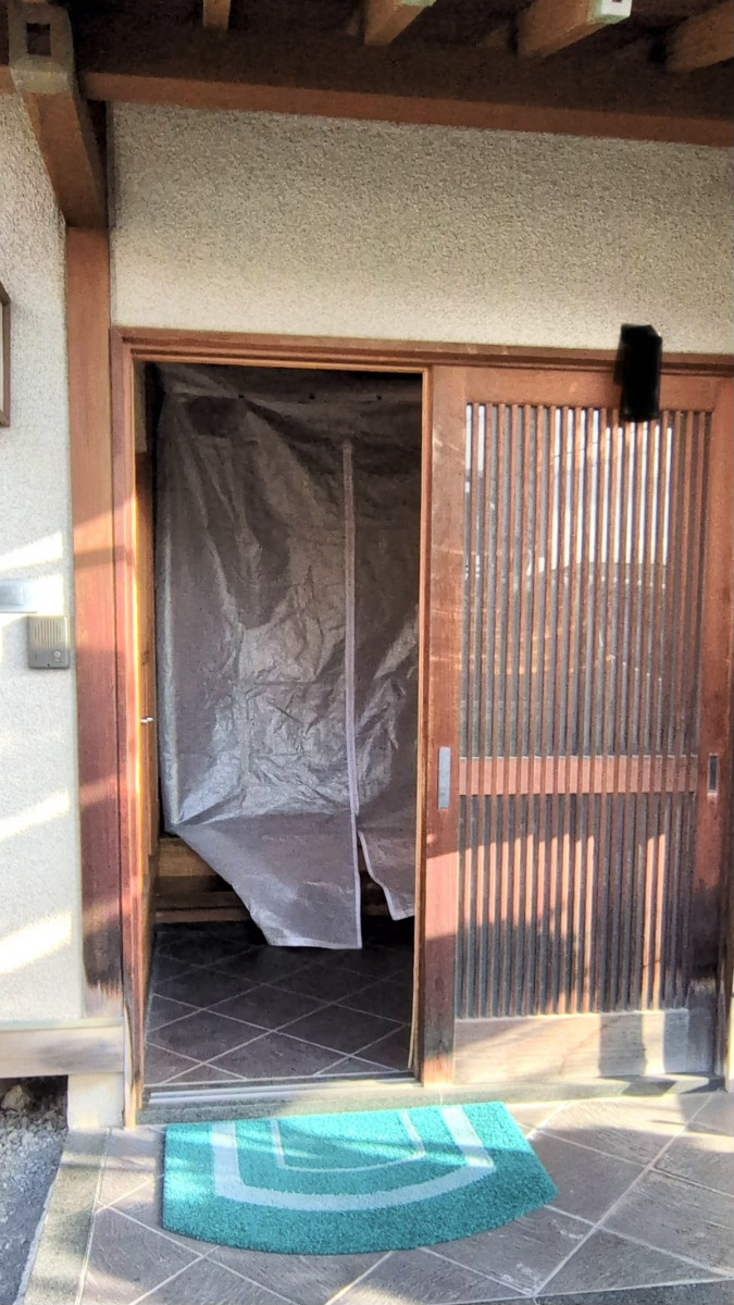 アイプラン今井ガラス建材の【玄関取替】新しい玄関で毎日をもっと快適で心地よく！✨断熱性＆防犯性もアップ！の施工前の写真1