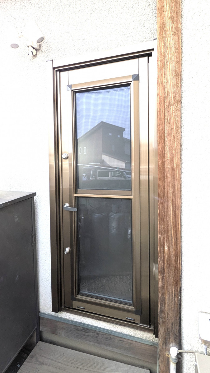 アイプラン今井ガラス建材の【リシェント】勝手口ドアの取替で暖かく快適なキッチンへ早変わり！！✨✨の施工後の写真1