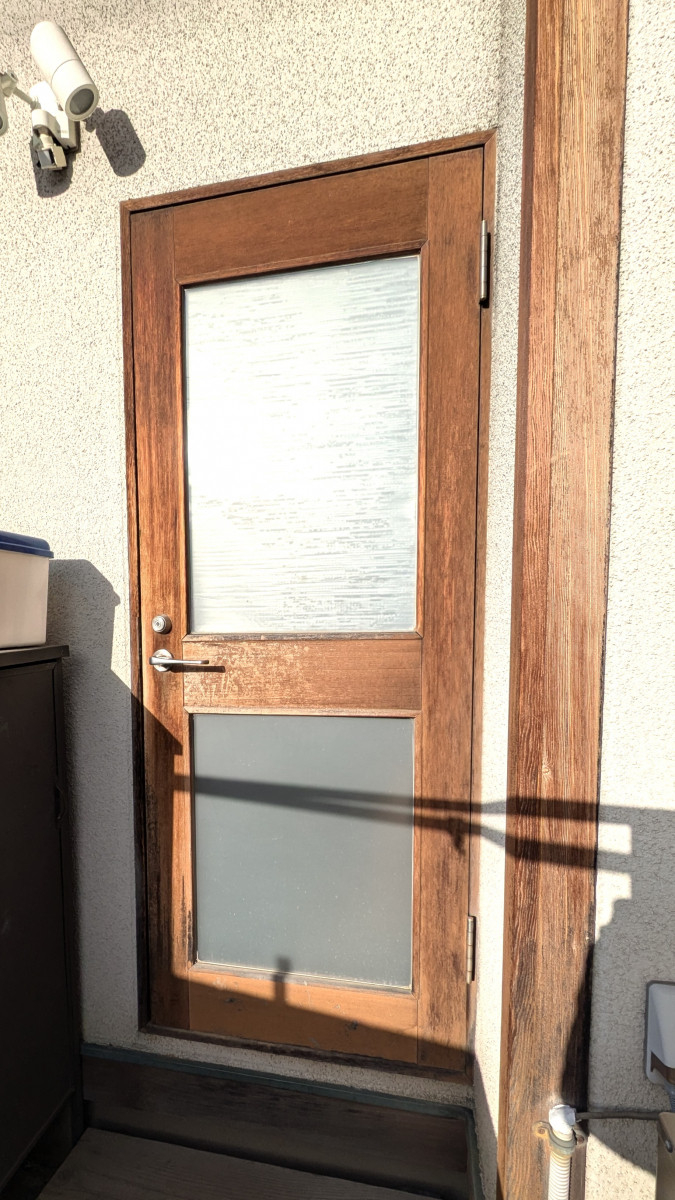 アイプラン今井ガラス建材の【リシェント】勝手口ドアの取替で暖かく快適なキッチンへ早変わり！！✨✨の施工前の写真1