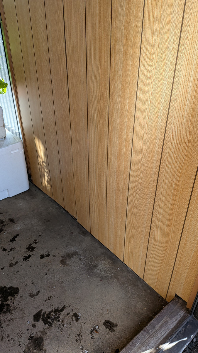 アイプラン今井ガラス建材のこんな修繕もご相談ください！玄関まわりのべニア板修繕の施工後の写真2