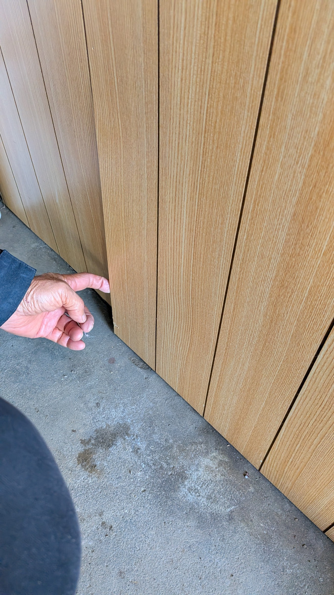 アイプラン今井ガラス建材のこんな修繕もご相談ください！玄関まわりのべニア板修繕の施工前の写真1