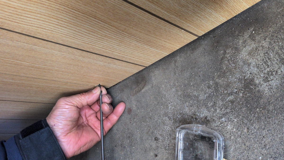 アイプラン今井ガラス建材のこんな修繕もご相談ください！玄関まわりのべニア板修繕の施工前の写真2