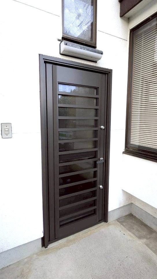 アイプラン今井ガラス建材の【勝手口ドア取替】風と光を通して快適なキッチンへ！の施工後の写真1