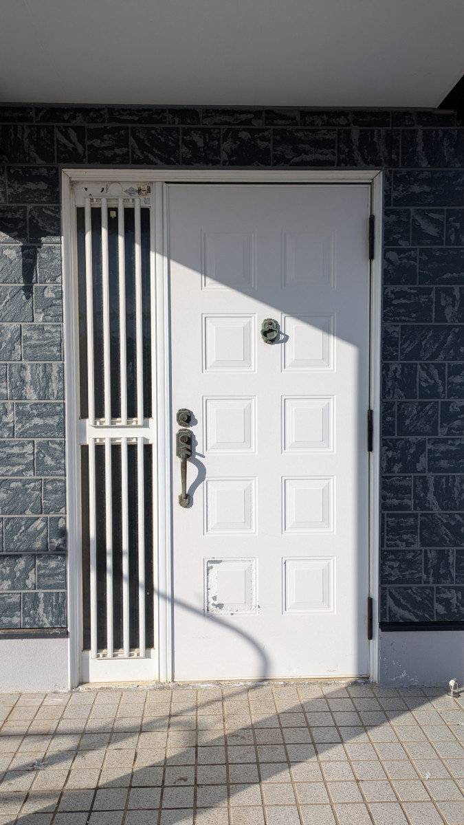 アイプラン今井ガラス建材の【玄関ドア取替】1日でわが家の表情が美しく、 玄関のお悩みも解消！明るい玄関へ！の施工前の写真1