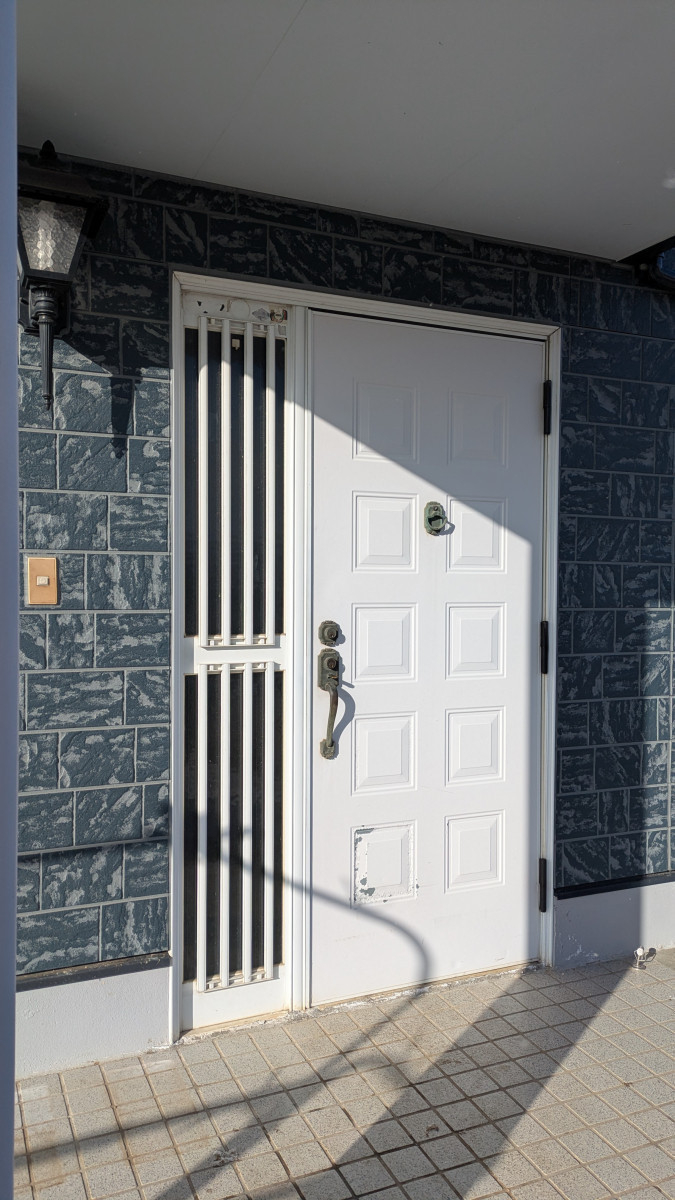 アイプラン今井ガラス建材の【玄関ドア取替】1日でわが家の表情が美しく、 玄関のお悩みも解消！明るい玄関へ！の施工前の写真2