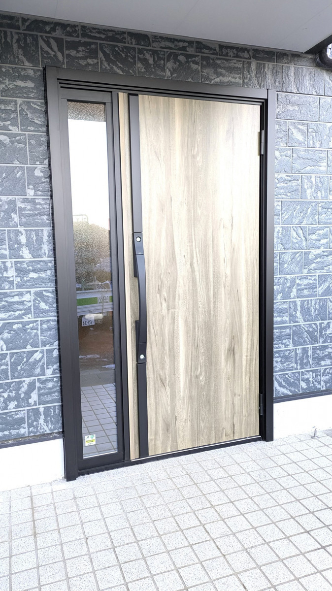 アイプラン今井ガラス建材の【玄関ドア取替】1日でわが家の表情が美しく、 玄関のお悩みも解消！明るい玄関へ！のお客さまの声の写真1