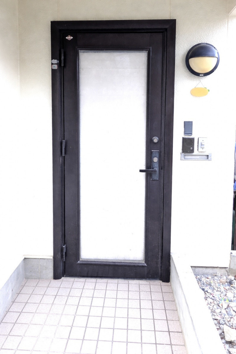 アイプラン今井ガラス建材の【玄関ドア取替】断熱仕様の玄関ドアで一年中快適な住環境を実現！の施工前の写真1