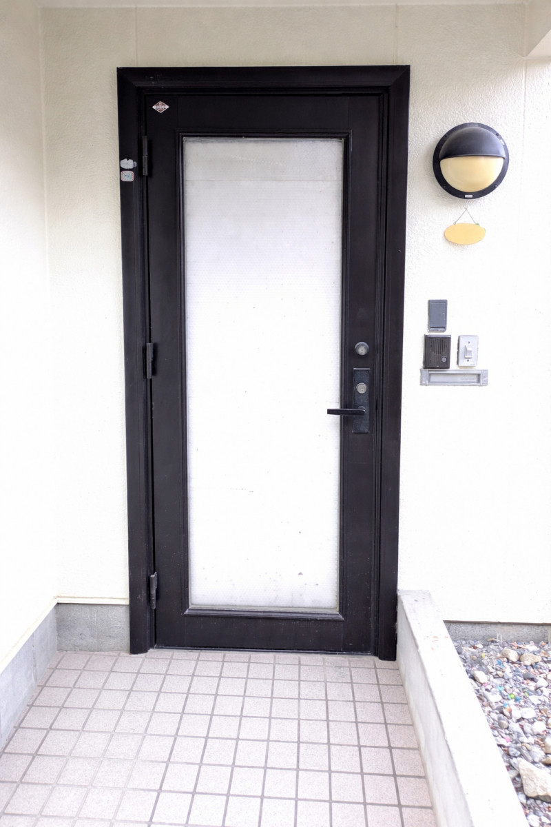 アイプラン今井ガラス建材の【玄関ドア取替】断熱仕様の玄関ドアで一年中快適な住環境を実現！の施工前の写真2