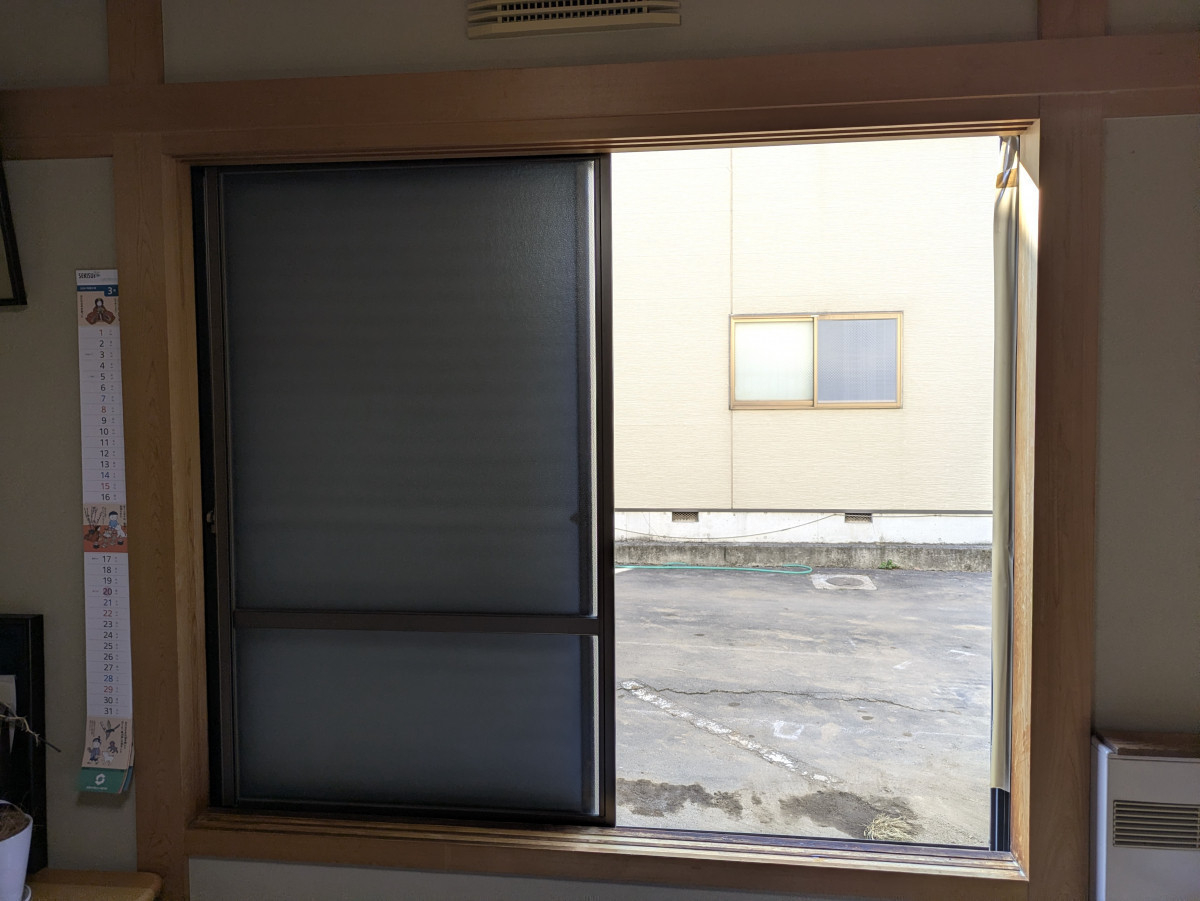 アイプラン今井ガラス建材の【内窓取付】補助金活用でお得に窓リフォーム！防音対策＆断熱対策もこれでバッチリ！！の施工前の写真1