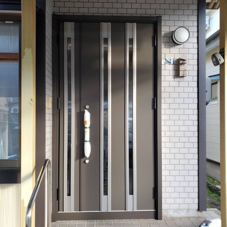 サカウチのリシェント玄関ドア3取付工事/新潟県長岡市Y様邸の施工後の写真1