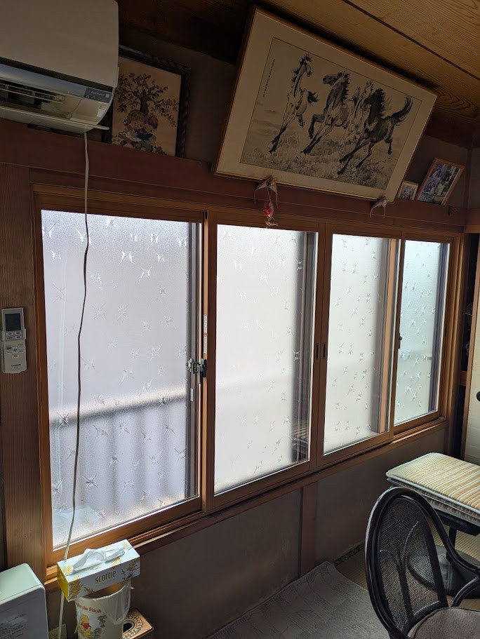 サカウチの【長岡市】｜強烈な夏の日差しをカット！遮光ロールスクリーン「ラルクシールド」5台設置の施工事例の施工前の写真3