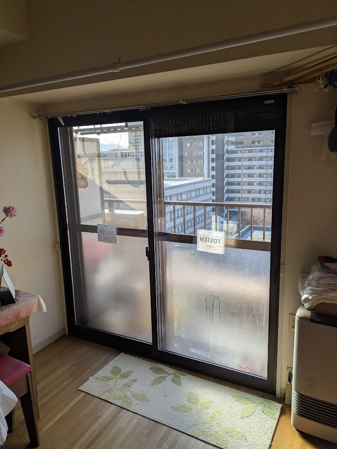 サカウチの【長岡市】マンションの結露と寒さ対策！インプラスと先進的窓リノベ2025活用で暖かなリビングへの施工後の写真1