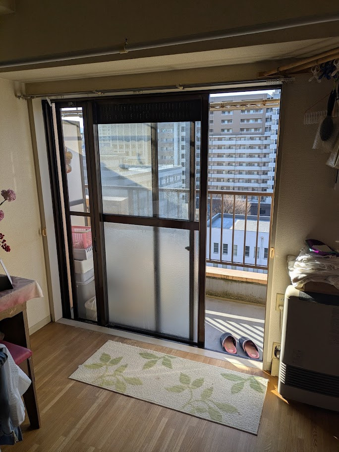 サカウチの【長岡市】マンションの結露と寒さ対策！インプラスと先進的窓リノベ2025活用で暖かなリビングへの施工前の写真1