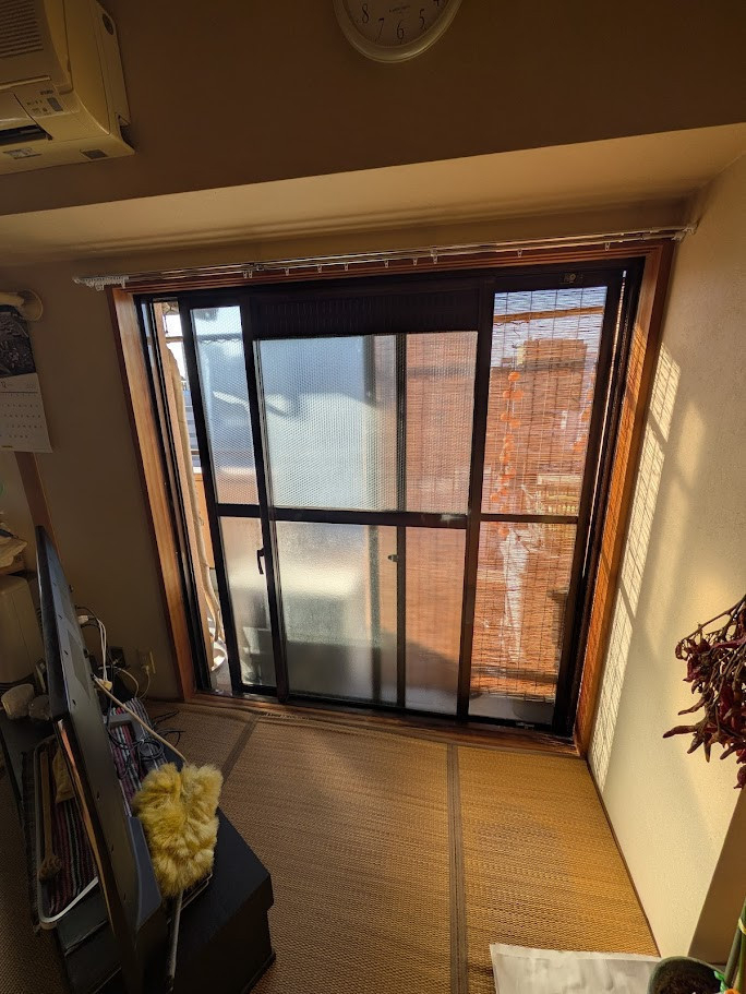 サカウチの【長岡市】マンションの結露と寒さ対策！インプラスと先進的窓リノベ2025活用で暖かなリビングへの施工前の写真2