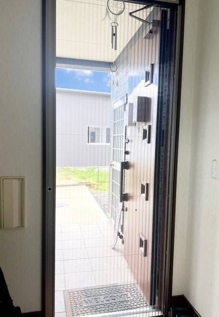 大渕トーヨー住器の玄関に網戸を取り付けました(*^^*)【しまえるんです】能代市の施工後の写真1
