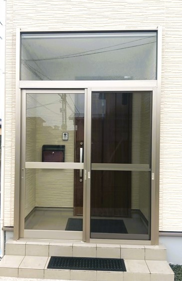 大渕トーヨー住器のLIXIL風除室 【ツインガードⅢ】 能代市の施工前の写真1