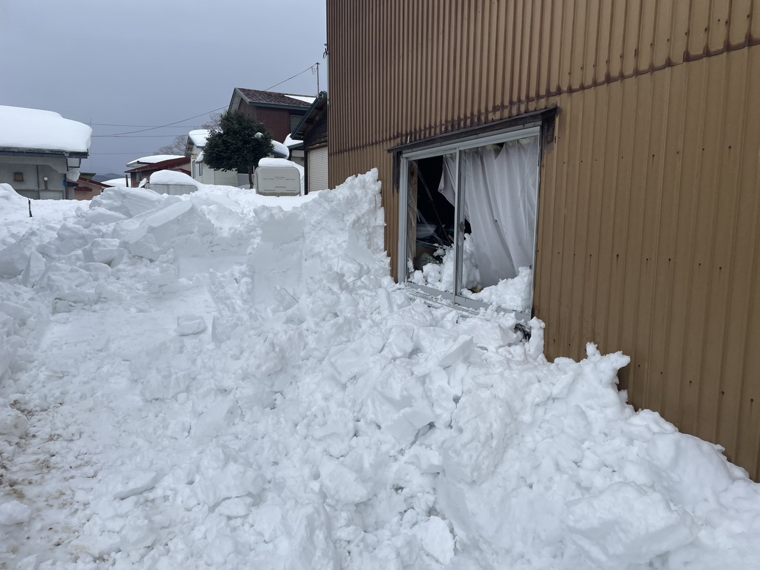 大渕トーヨー住器の雪による被害💦の施工前の写真1