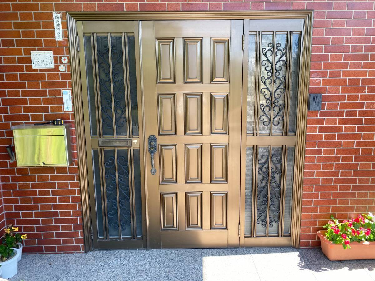 末次トーヨー住器の玄関ドア　取替工事の施工前の写真1