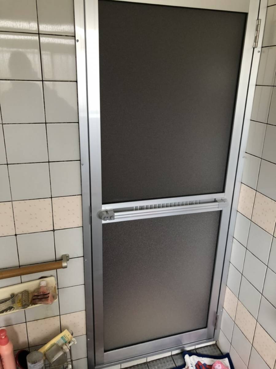 末次トーヨー住器の浴室折戸の交換（ロンカラー浴室ドア）の施工後の写真1