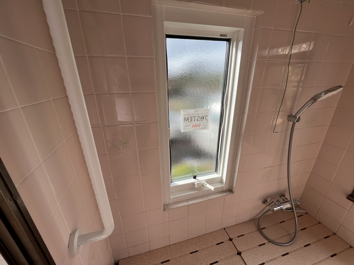 末次トーヨー住器の窓の取り替えで明るいお風呂にの施工後の写真2