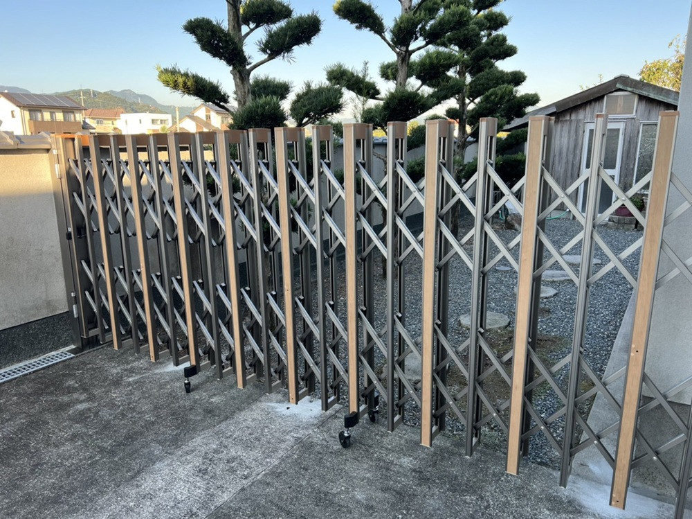 末次トーヨー住器の伸縮門扉の施工後の写真1