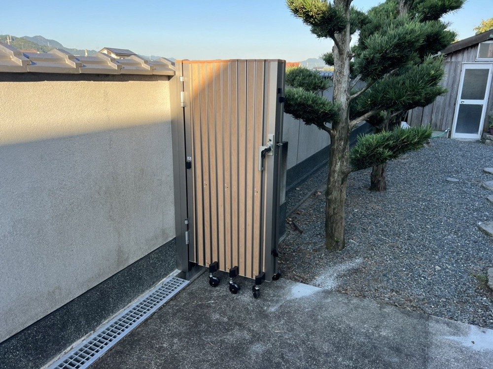 末次トーヨー住器の伸縮門扉の施工前の写真1