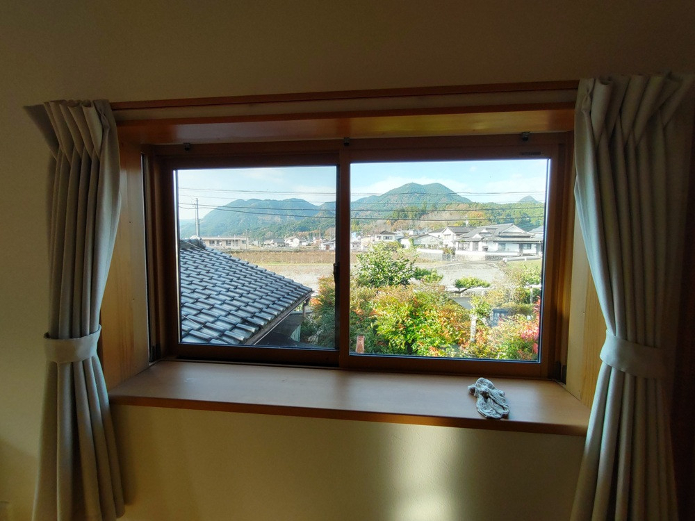 末次トーヨー住器の出窓にインプラスの施工前の写真1