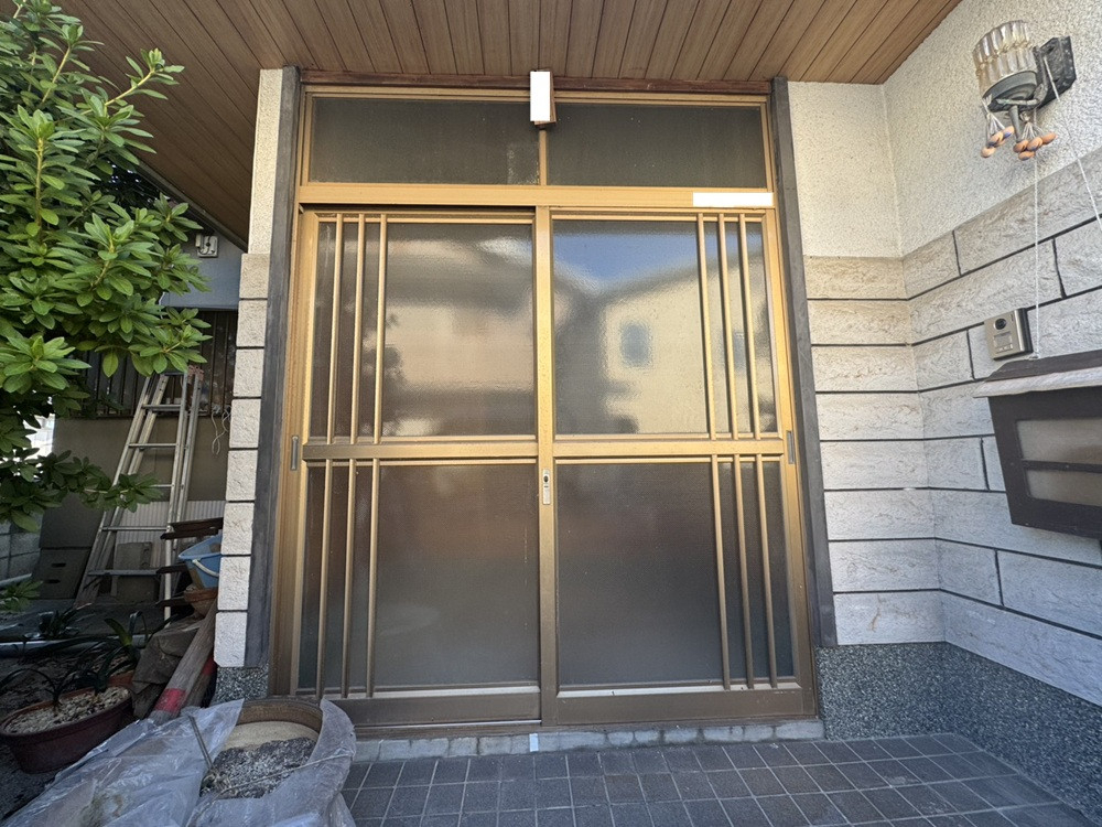 末次トーヨー住器の和から洋へ　玄関リフォームの施工前の写真1