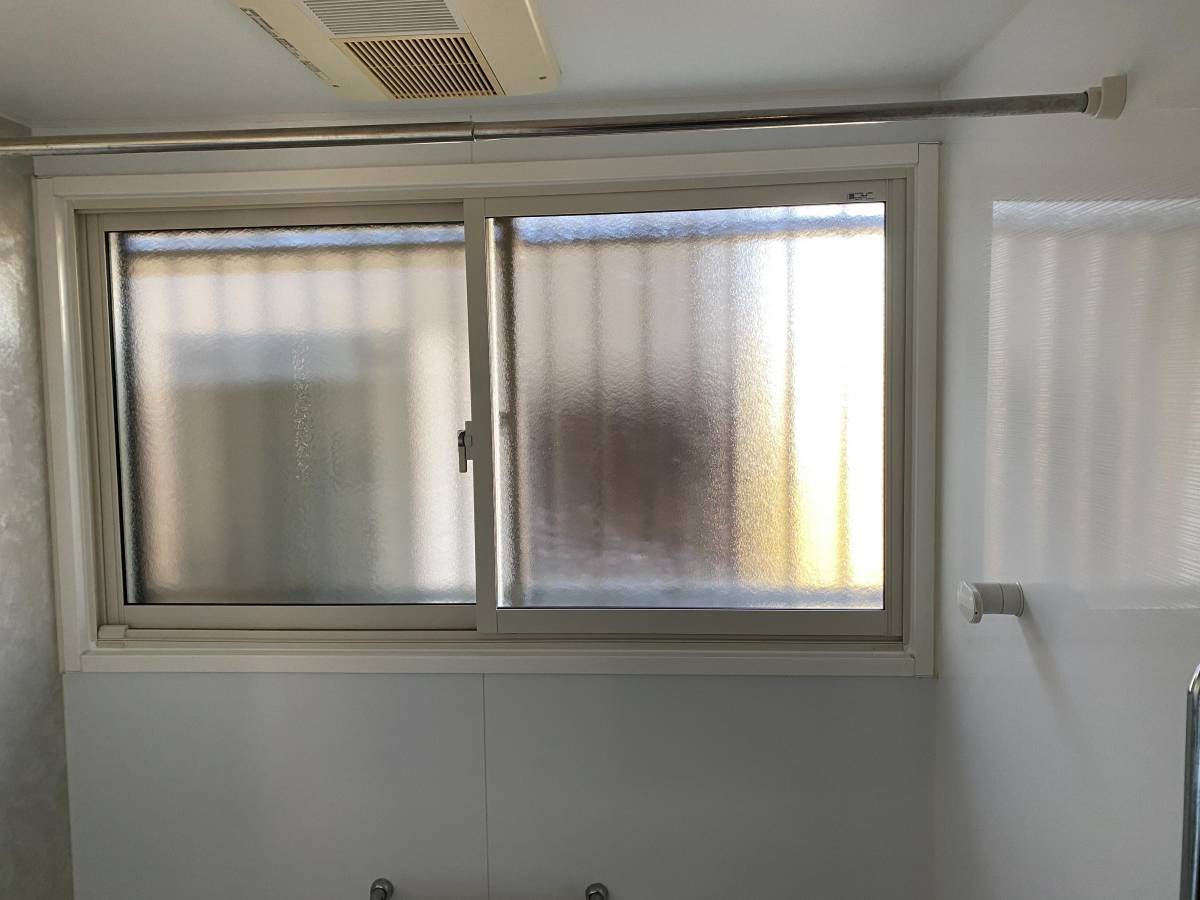 末次トーヨー住器の浴室窓の断熱工事　【浴室インプラス】の施工後の写真1