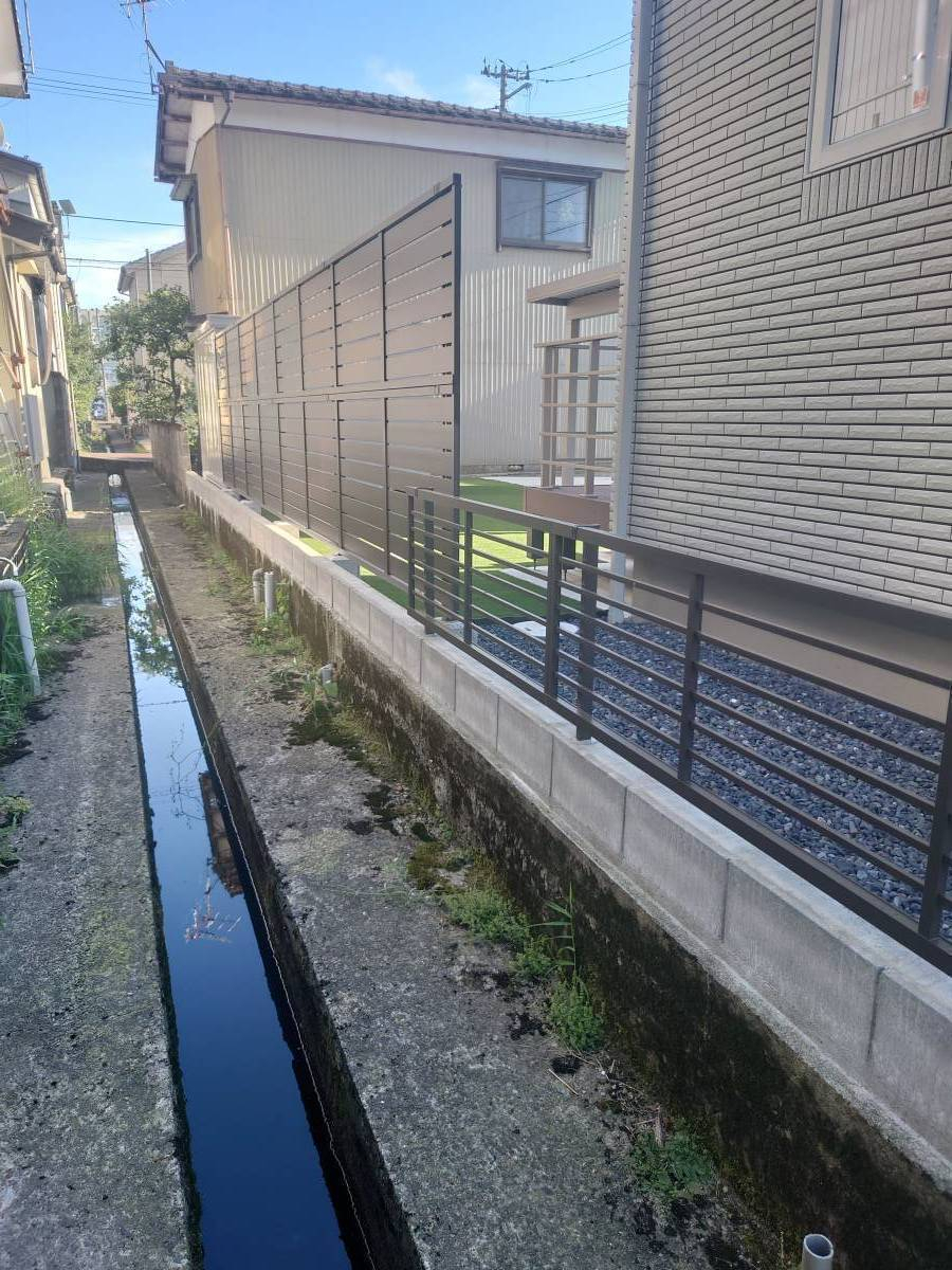 柳田外装のフェンス・人工芝・物置工事の施工後の写真1