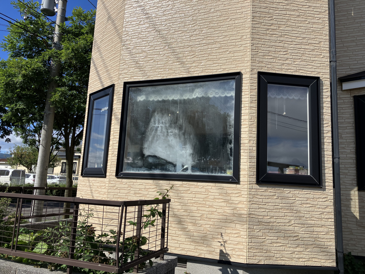 ハコニチの【窓リフォーム】ペアガラスからトリプルガラスへ！壁を壊さずに窓リフォーム！の施工前の写真1