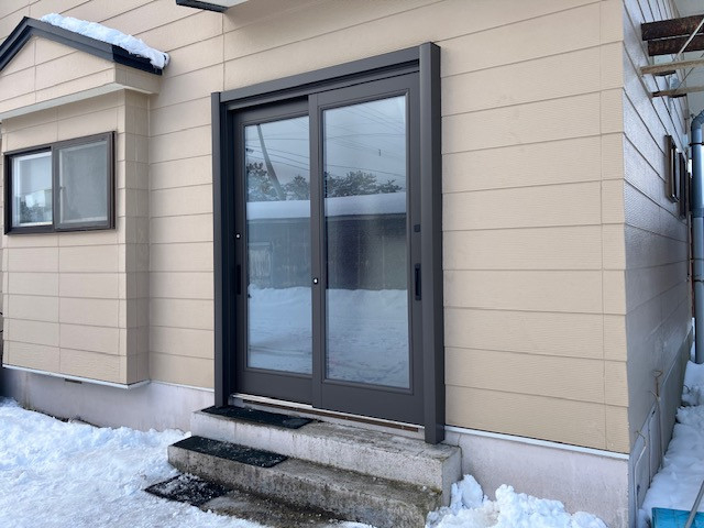 ハコニチの【リフォーム引き戸】一日で完了！断熱玄関引戸へリフォーム#3の施工後の写真1