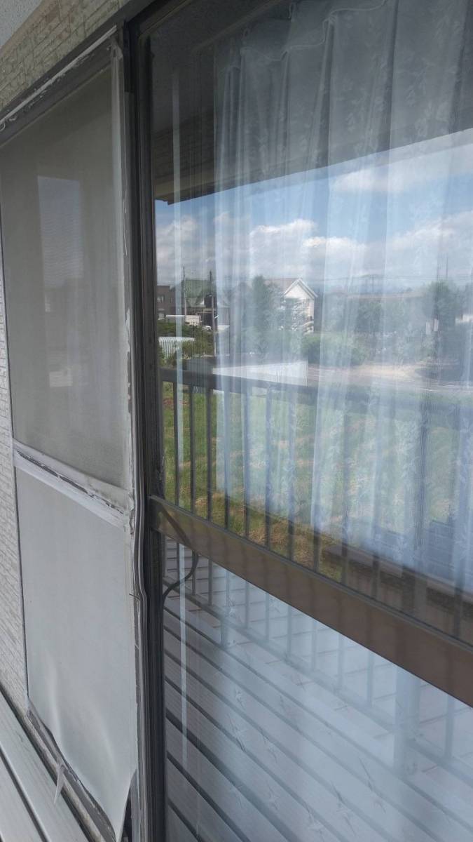 井口ガラスサッシ工業の窓、網戸交換で見た目もきれいにすっきり！の施工前の写真1