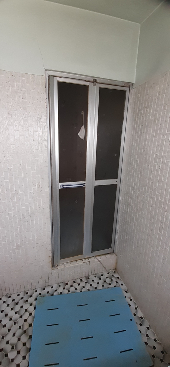 井口ガラスサッシ工業のリフォーム浴室折ドア（カバー工法）の施工前の写真1