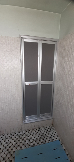 井口ガラスサッシ工業のリフォーム浴室折ドア（カバー工法）施工事例写真1