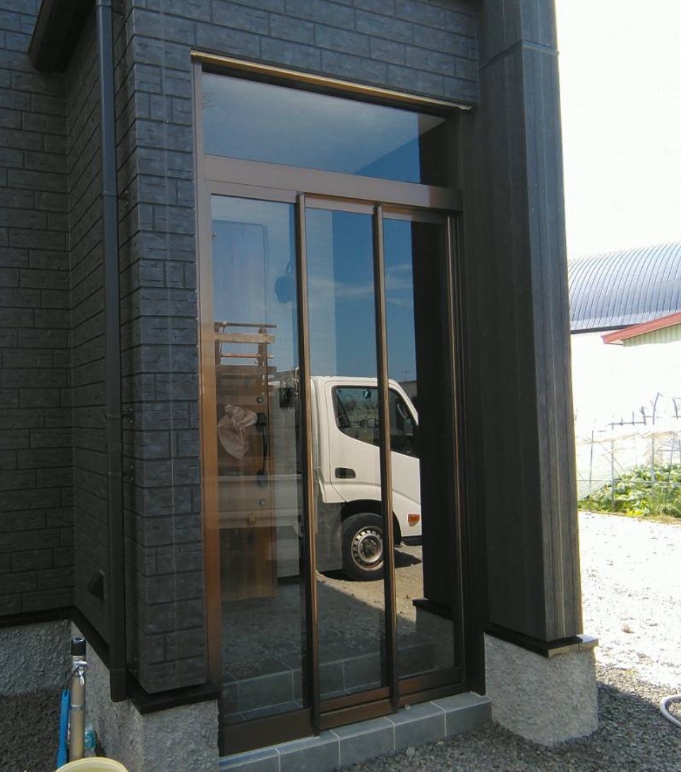 井口ガラスサッシ工業の玄関風除室工事（ツインガードⅢ）の施工後の写真1