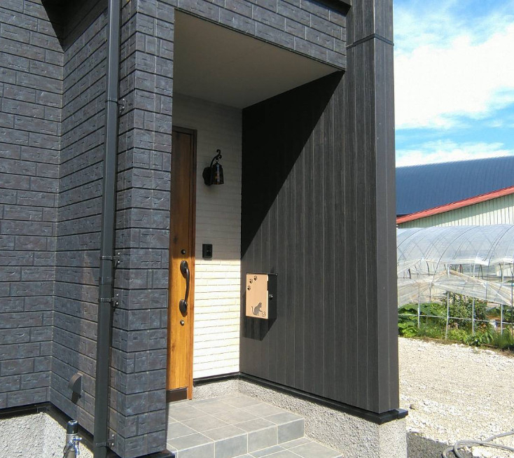 井口ガラスサッシ工業の玄関風除室工事（ツインガードⅢ）の施工前の写真1