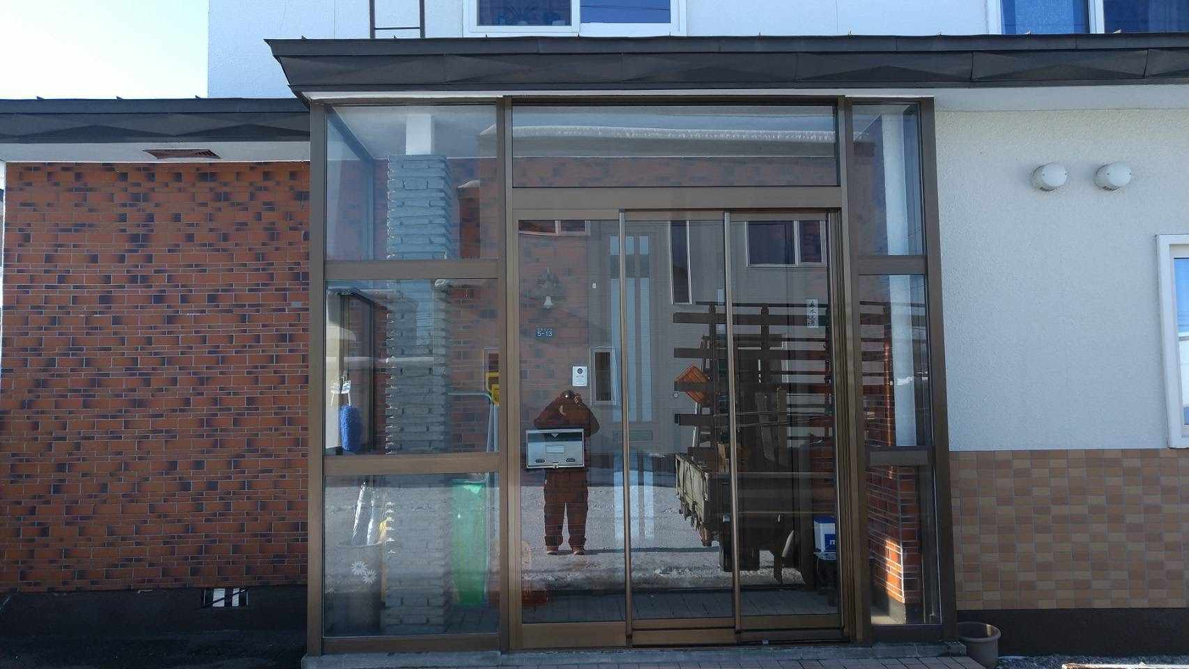 井口ガラスサッシ工業の玄関風除室改修の施工後の写真1