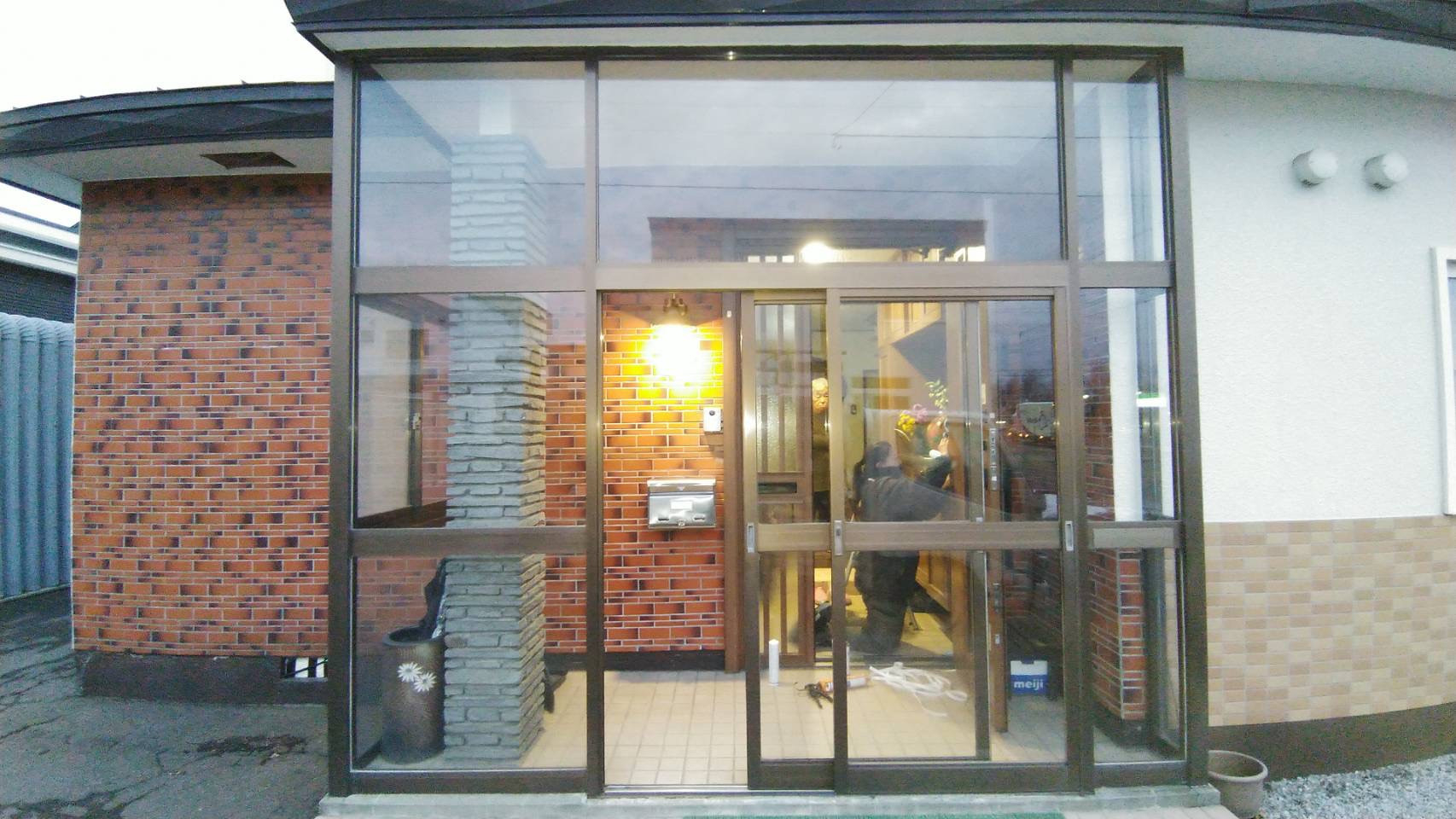 井口ガラスサッシ工業の玄関風除室改修の施工前の写真1