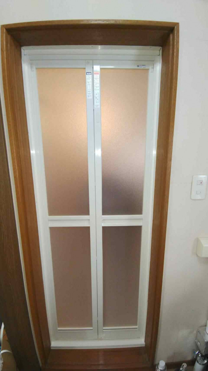 井口ガラスサッシ工業の浴室折戸の取替工事の施工後の写真1